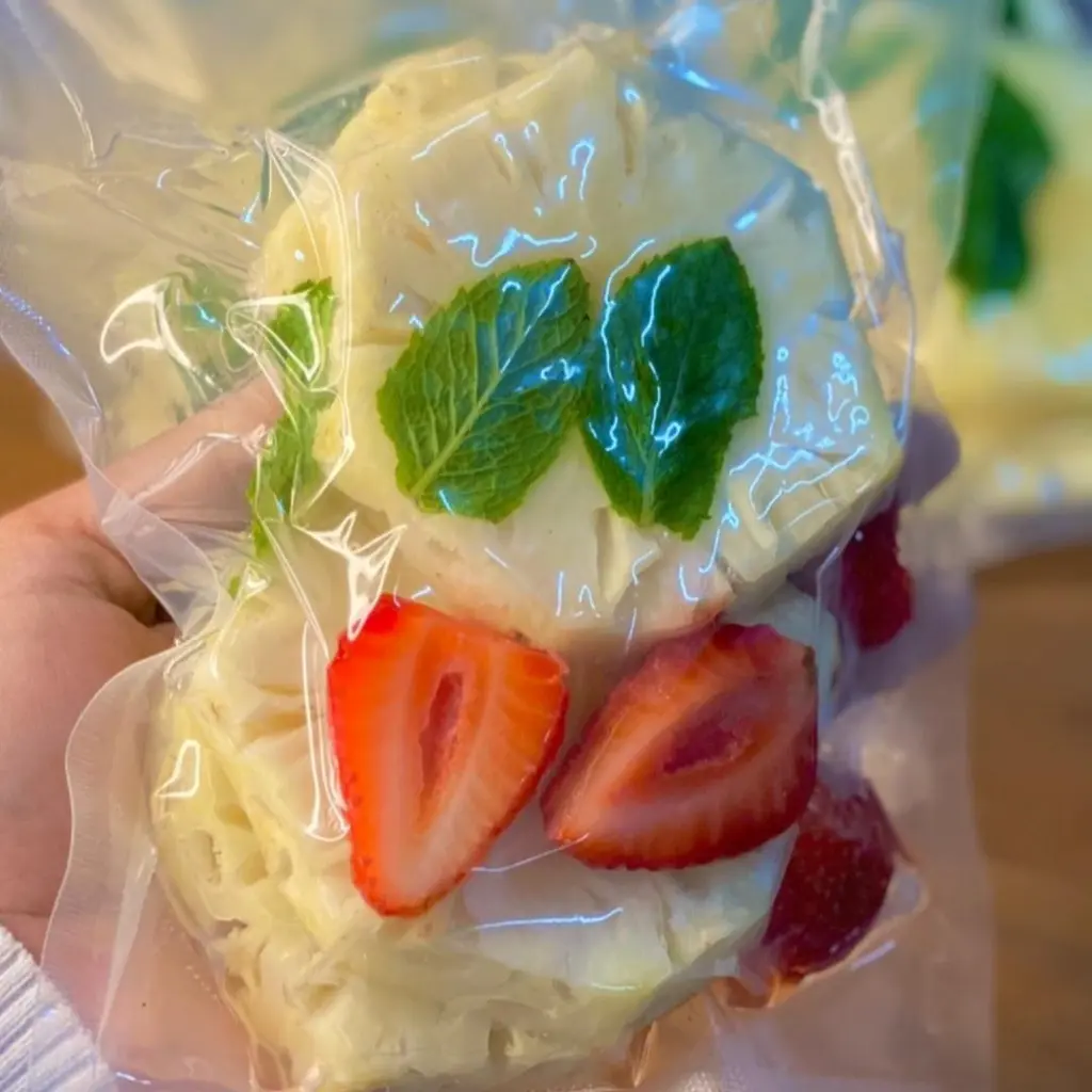 Suco abacaxi com morango e hortelã